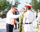 Party General Secretary offers incense in Tay Ninh, Ho Chi Minh City