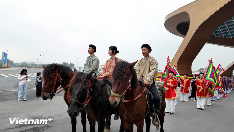 Spring Fair 2026: “Bach Hoa Bo Hanh” parade honors beauty of Vietnamese traditional attire