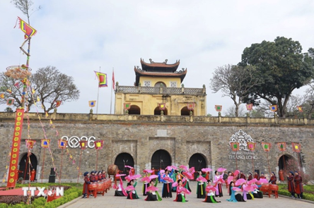 Tet flower street held for first time at Thang Long Imperial Citadel