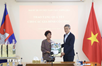 Vietnamese Embassy in Cambodia presents gifts to families with meritorious service ahead of Tet