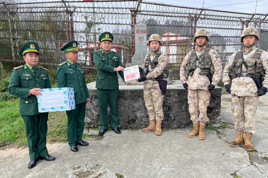 Vietnamese border unit extends Tet greetings to Chinese unit