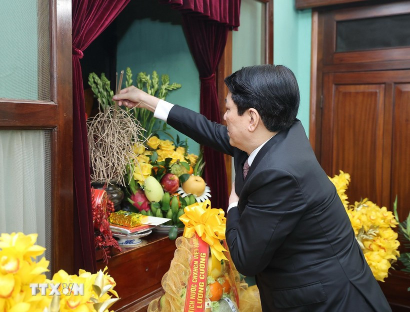 State leader pays tribute to President Ho Chi Minh at House 67