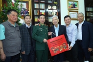 Defense Minister Phan Van Giang pays New Year visits