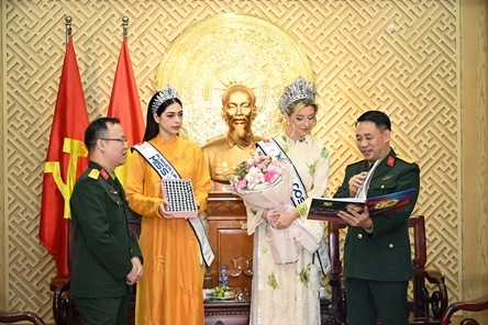Beauty queens visit People’s Army Newspaper