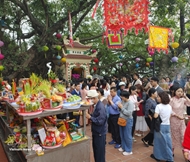 Spring pagoda visits preserve Hanoians’ spiritual culture