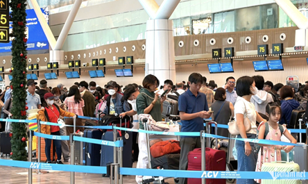 Tan Son Nhat airport sets record on fourth day of Lunar New Year