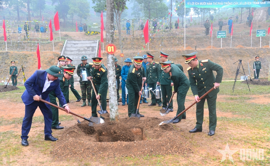 General Nguyen Trong Nghia attends tree-planting festival at Hanoi Capital Command