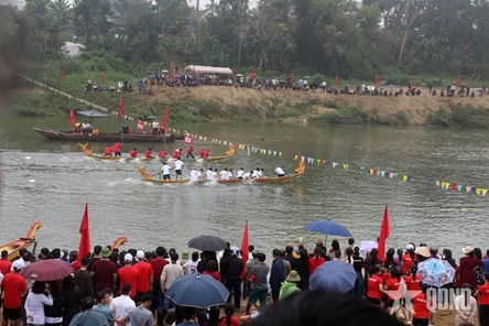 Ha Tinh bustles with boat racing festival