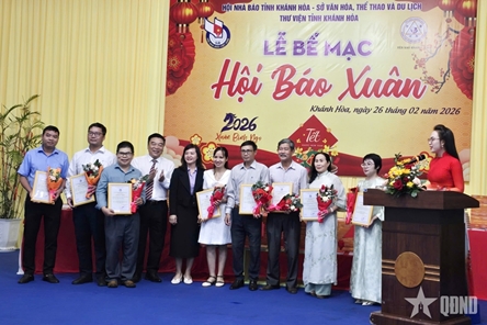 Press publications presented to troops and residents in Truong Sa Special Zone