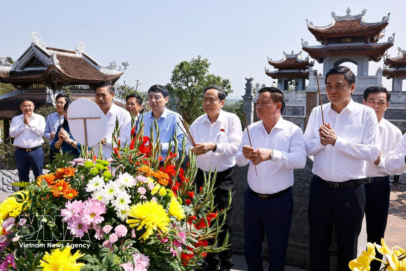 N.A. leader pays tribute to President Ho Chi Minh in Nghe An