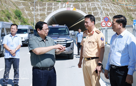 PM inspects key transport projects in Central region