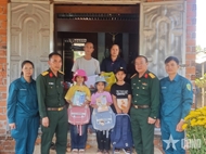 Troops and militia support family after house fire in Dak Sak commune