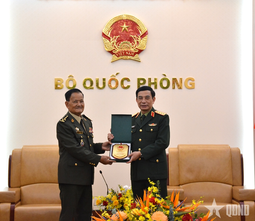 General Phan Van Giang receives Cambodian defense leader