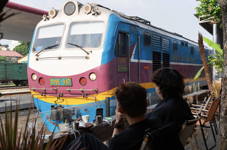 Railway-themed café draws crowds near Hue Station
