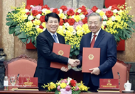 Task handover ceremony held between Party General Secretary, State President To Lam and former President Luong Cuong