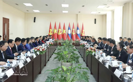 Permanent member of Party Central Committee’s Secretariat holds talks with Lao counterpart