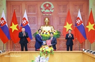 Vietnamese, Slovak PMs witness exchange of documents, chair joint press briefing
