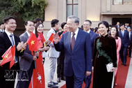 Top leader meets Vietnamese diplomatic staff, community in China
