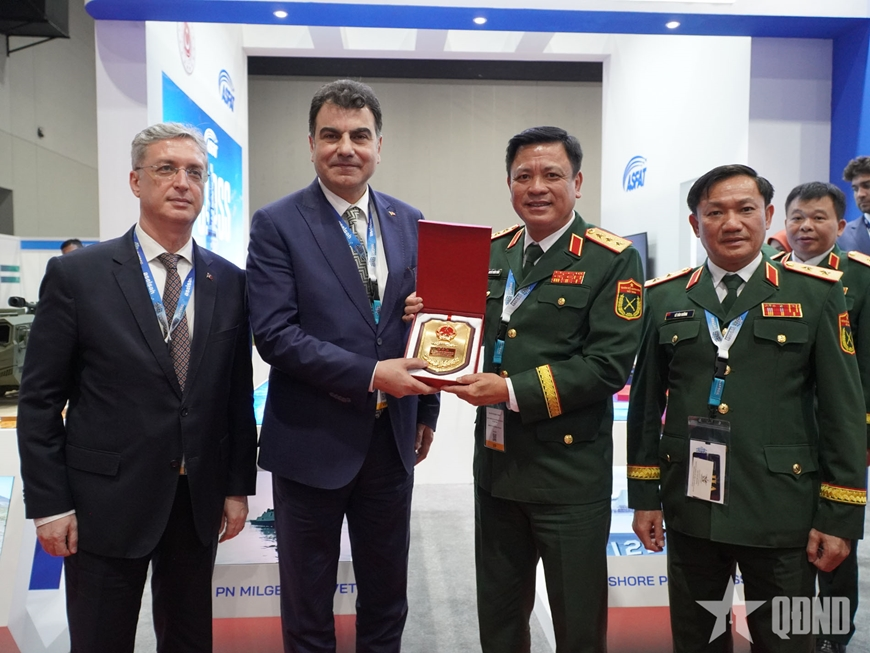 Vietnamese Deputy Minister of National Defense meets with Turkish ...