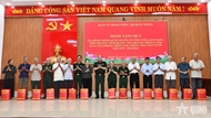 CMC, MND present gifts to policy beneficiaries in Quang Tri