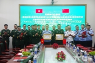 Vietnam-China border guards hold talks, confer Friendship Envoy title