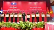 Vietnam’s noble orders presented to Lao MND’s groups and individuals