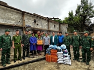Lung Cu Border Station helps local people recover from storm damage