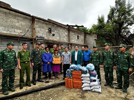 Lung Cu Border Station helps local people recover from storm damage