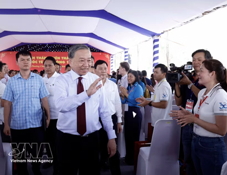Party General Secretary and State President meets workers in Ho Chi Minh City