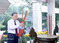 Top leader offers incense at Tan Bien War Cemetery