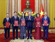 Top leader hands appointment decisions to five Vietnamese ambassadors