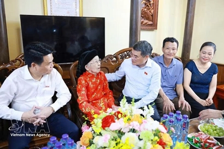 PM Le Minh Hung pays tribute to national contributors in Hai Phong