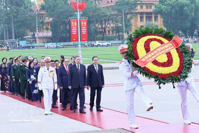 Party, State leaders pay tribute to President Ho Chi Minh on 51st ...