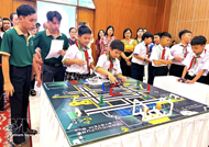 Can Tho makes English second language across schools