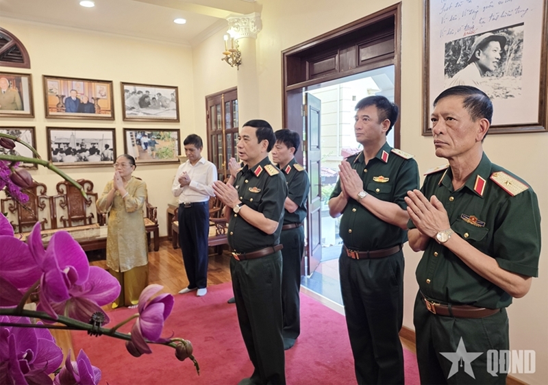General Phan Van Giang pays tribute to former Party, State, military ...