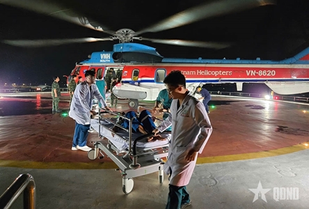 Helicopter of Corps 18 transport two patients from Truong Sa to mainland