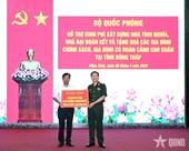 Defense leader presents gifts to policy beneficiary, disadvantaged families in Dong Thap