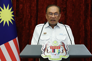 Malaysia PM orders rental cuts to support small traders