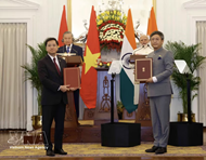 Vietnamese, Indian leaders witness exchange of various deals