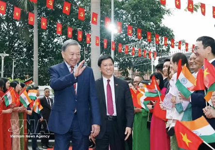 Party General Secretary, State President To Lam meets with Vietnamese community in India