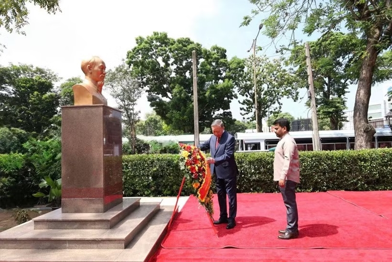 Top leader of Vietnam lays flowers at President Ho Chi Minh Statue in ...