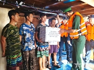 Hai Phong border guards hand over troubled trawlers and fishermen