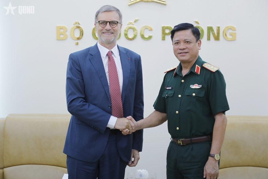 Vietnam - France defense cooperation develops in practical, effective manner