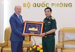 Defense Chief Receives Canadian Ambassador to Vietnam