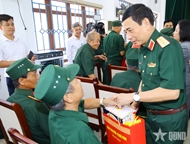 Defense Minister visits and presents gifts to Nho Quan Convalescent Center