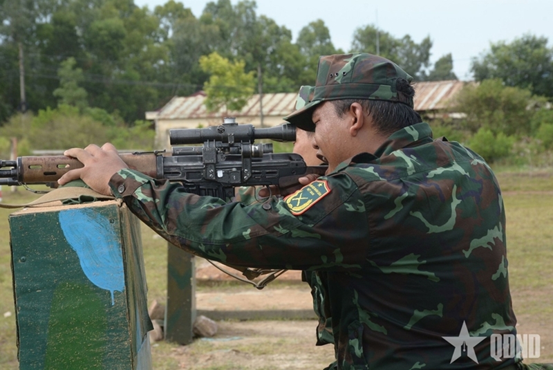 Military Region 5 snipers on sun-scorched training ground