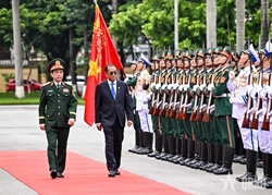 General Phan Van Giang Welcomes Malaysian Defense Minister