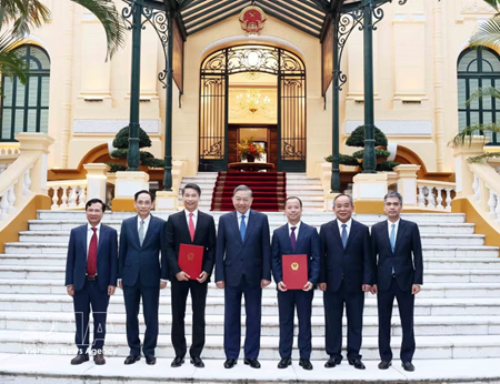 Top leader hands over appointment decisions to two Vietnamese ambassadors