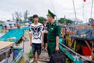 Can Tho border guards rescue five fishermen