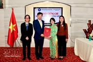Vietnamese language proficiency certificates presented to candidates in Japan